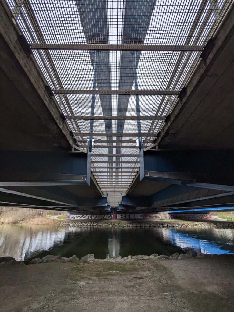 Unter der Amper-Autobahn-Brücke.